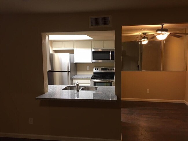 Building Photo - 766 Memorial Mews St