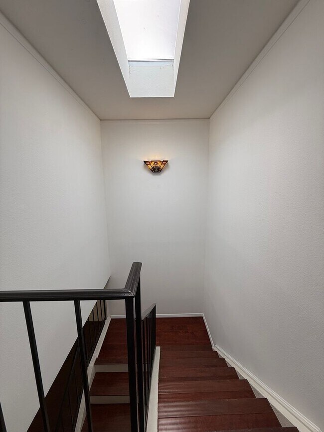 Building Photo - 2 bedroom 2.5 bath condo for rent