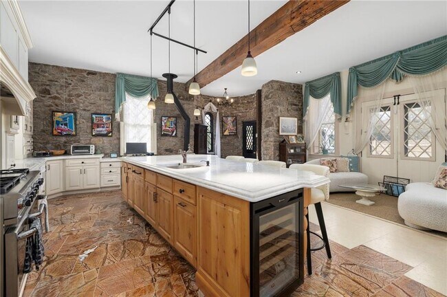 Building Photo - 60 Old Beach Rd