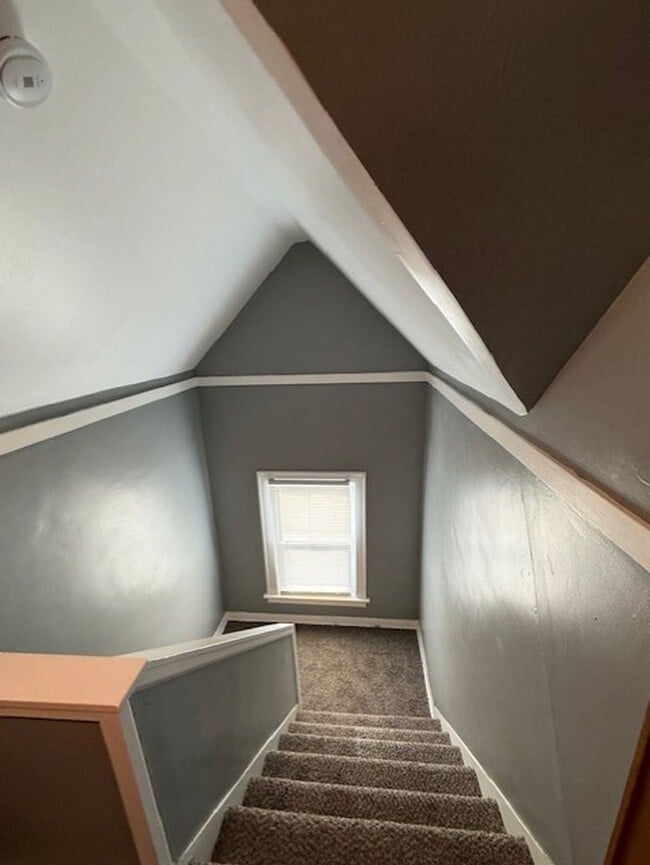 Building Photo - Spacious 1 bedroom with Bonus Room