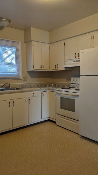 Building Photo - 2135 Cambridge Dr