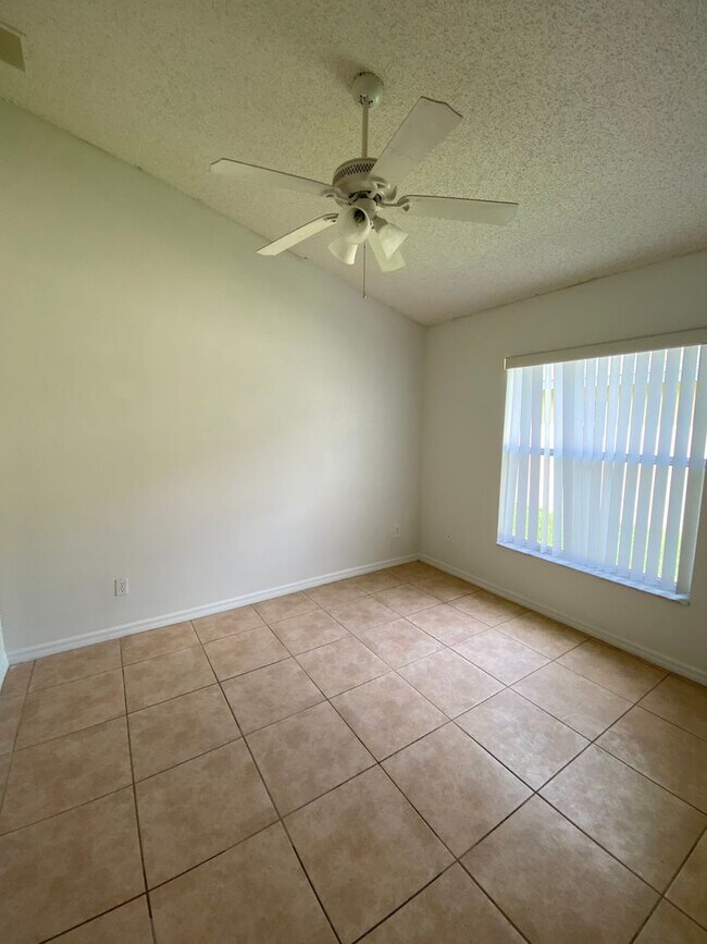 Building Photo - Great 4 Bedroom 3 Bathroom Pool Home in Indian Creek