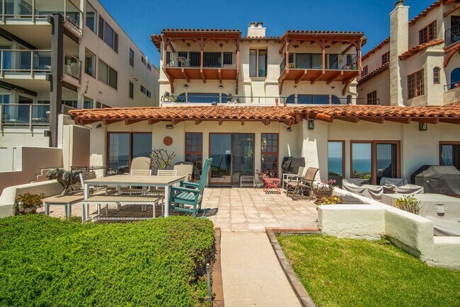 Building Photo - Dream home Located on the Bluff of Southwe...