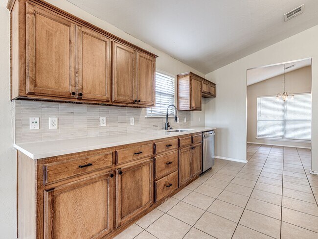 Building Photo - Updated home in Edmond + 3 bed + 2 bath