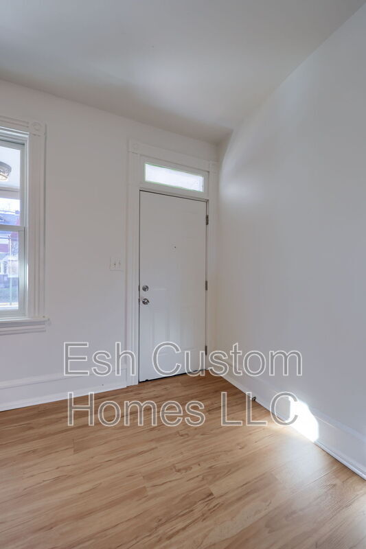 Building Photo - 227 S Ann St