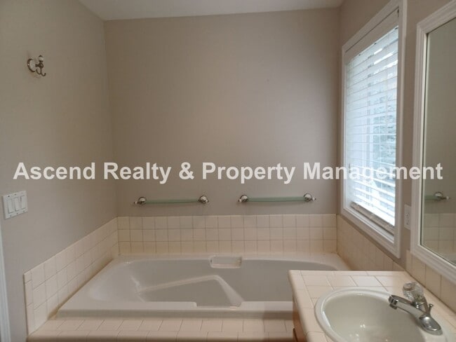 Building Photo - Gorgeous Updated Murrayhill Area 4 Bed on ...