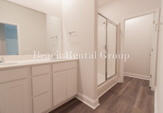 Building Photo - Spacious 3 Bedroom w/Loft, End Unit