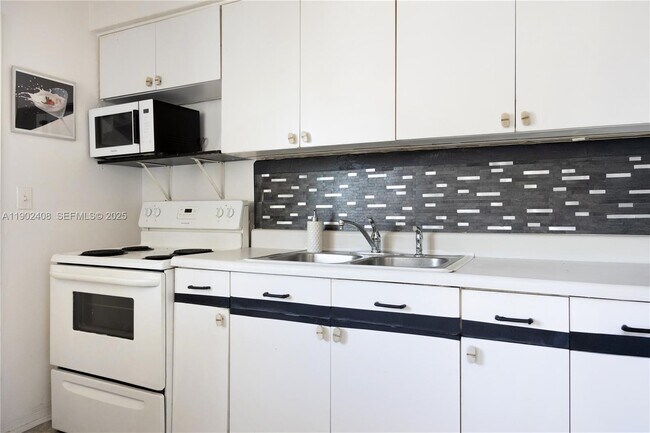 Building Photo - 2200 Calais Dr