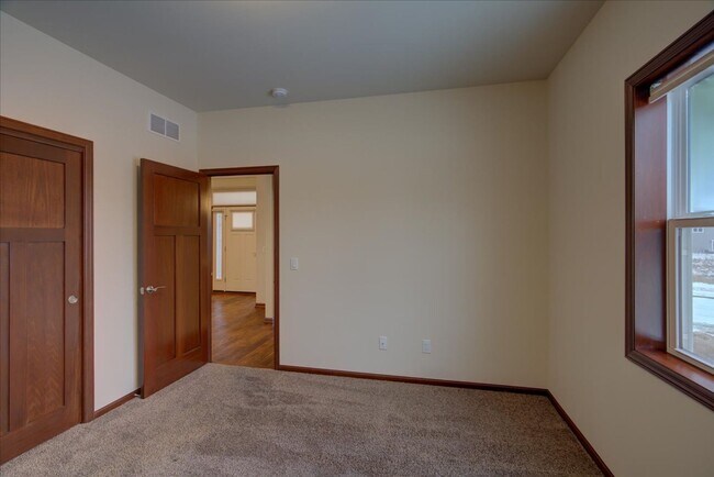 Building Photo - 525 Dragon Willow Ln