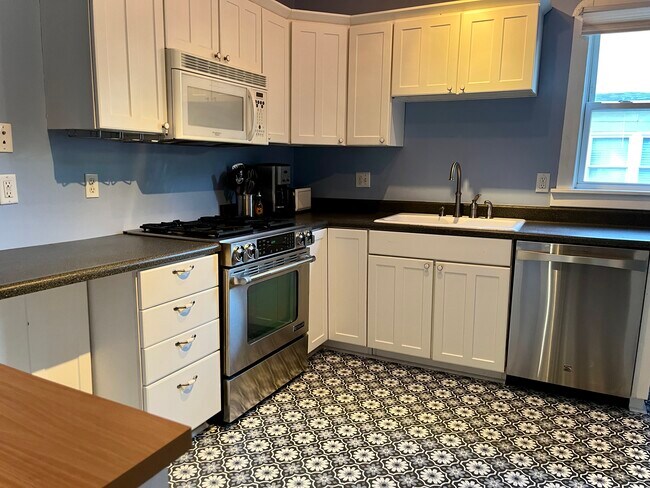 Kitchen View 1 - 952 Tecumseh St