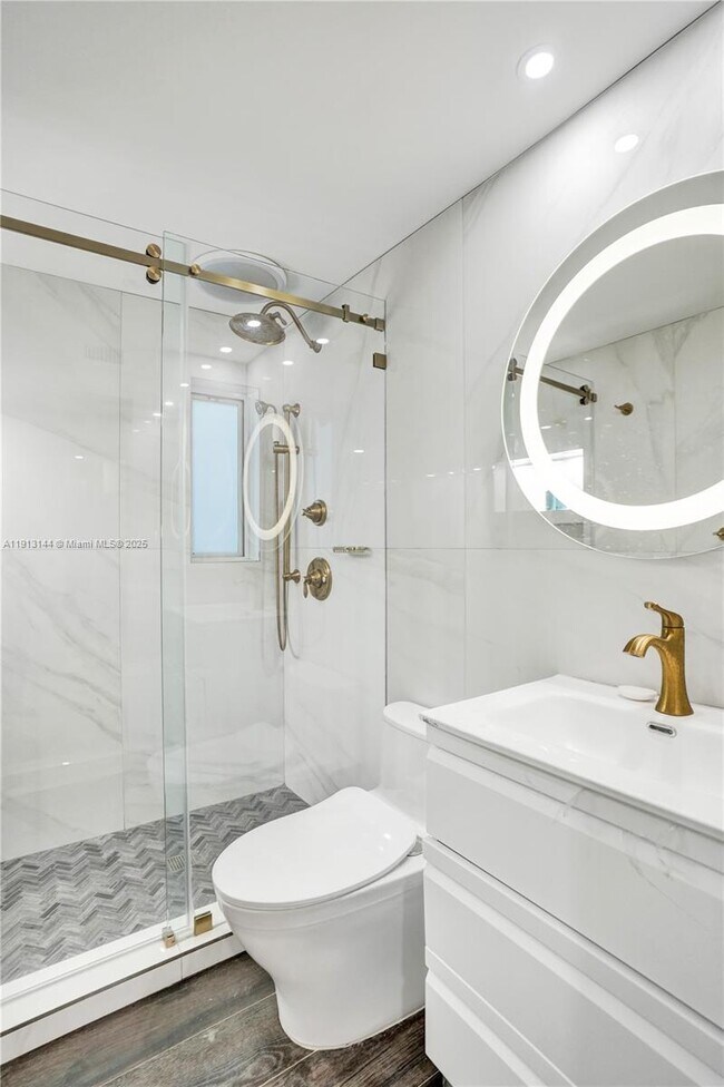 Building Photo - 2421 NE 7th Pl