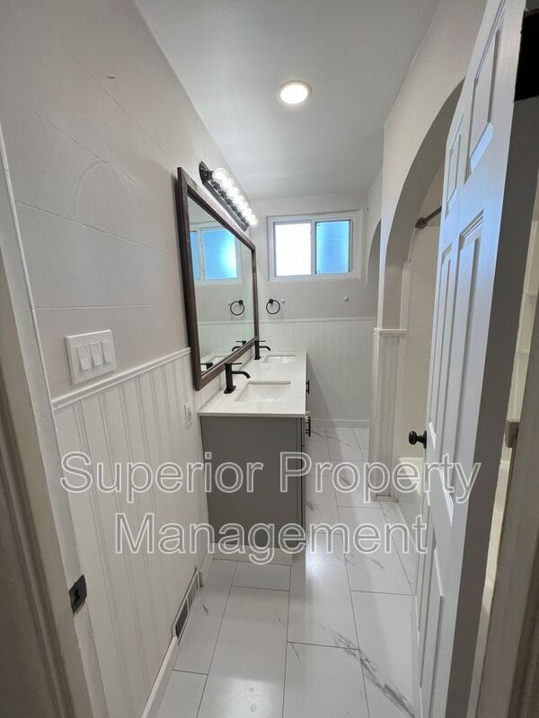 Building Photo - 222 Main St