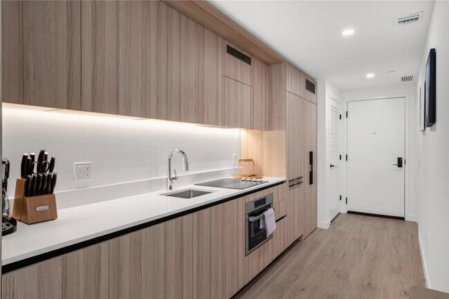 Building Photo - 225 N Miami Ave