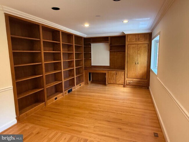 Building Photo - 5021 Cathedral Ave NW