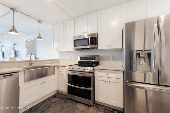 Building Photo - 275 1st St S