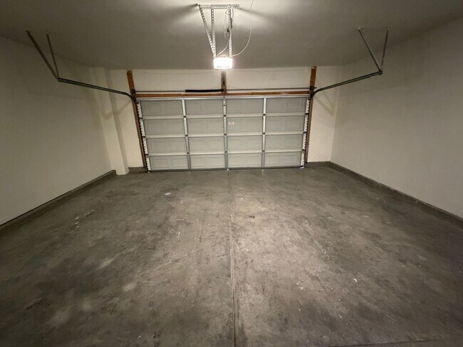 Building Photo - 2-Story Townhome