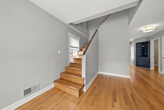 Building Photo - 7432 W Ainslie St