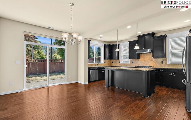Building Photo - Natural Light-Filled Renton Home with Spac...