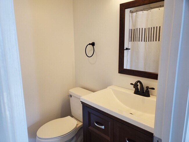 Building Photo - Maryville 37804 - 3 bedroom, 2 bedroom home - Call Karen Robertson (865) 454-7626