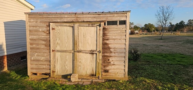 Building Photo - Spacious 3-bedroom, 2-bathroom mobile home.