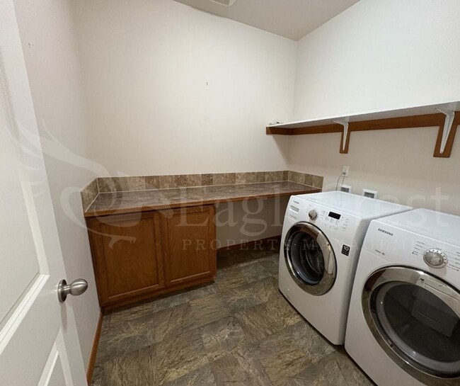 Building Photo - Three Bedroom, Two Bathroom House in Chape...