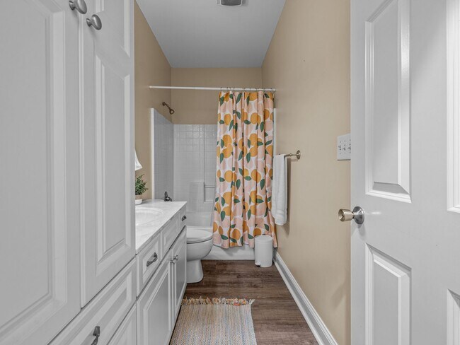 Building Photo - Beauty by the Water!