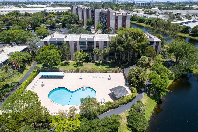 Building Photo - 2200 S Cypress Bend Dr