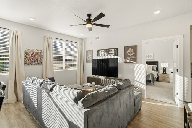 Building Photo - 206 N Chapparell Dr