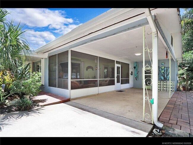 Building Photo - 1905 NE River Ct