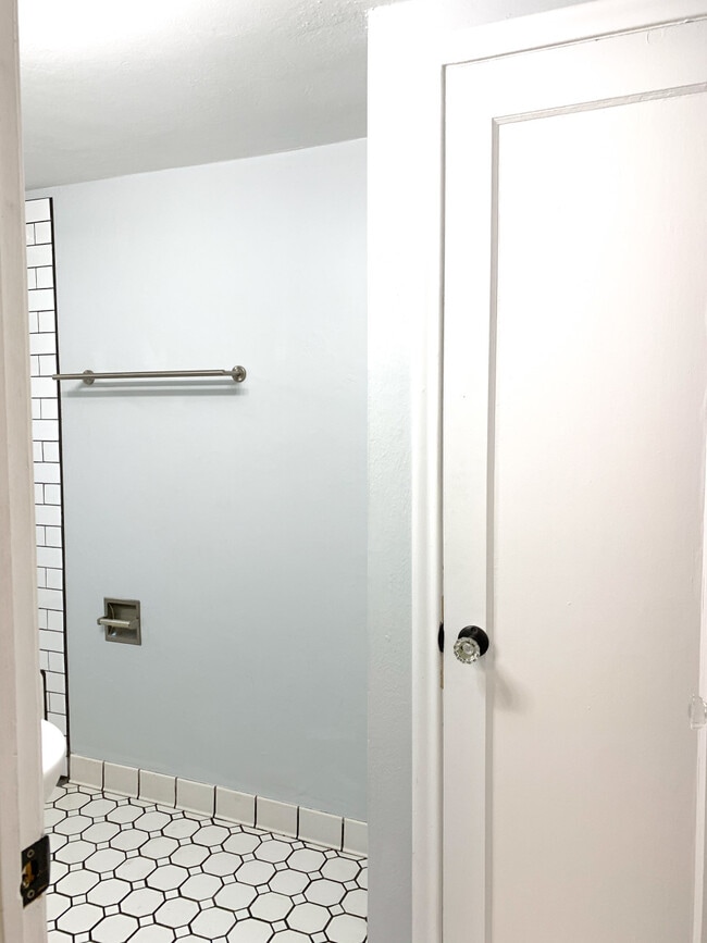 Building Photo - Tenth East Apartments