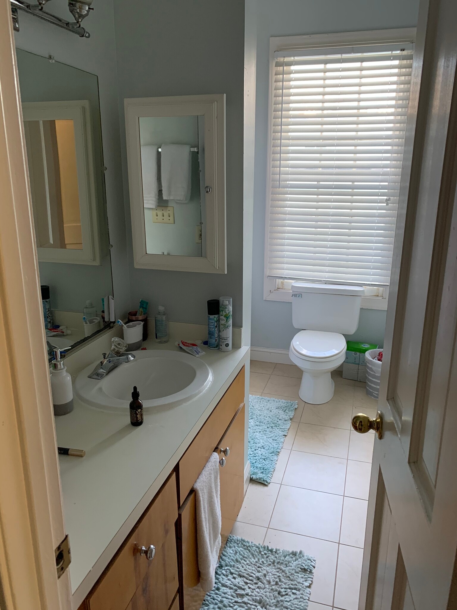 Full Hall Bath Upstairs - 72 Beaufain St