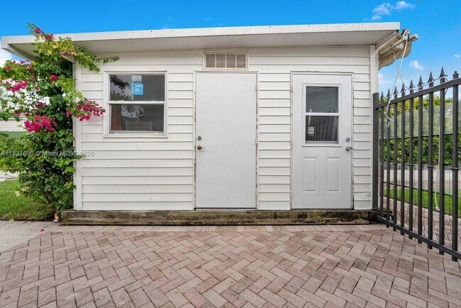 Building Photo - 4321 SW 95th Ct