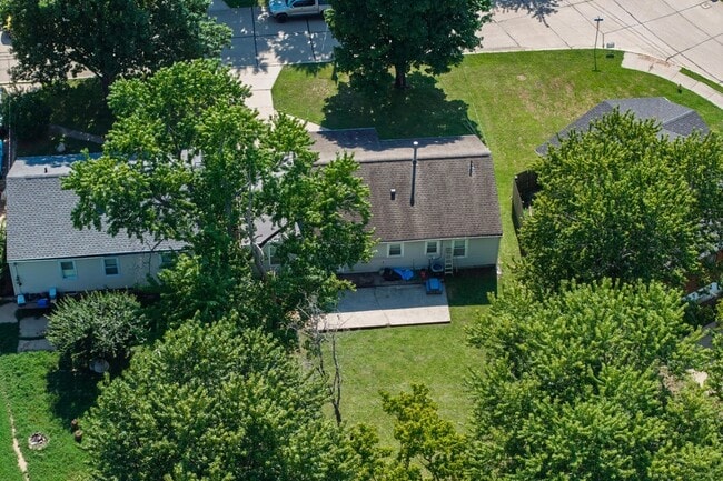 Building Photo - 402 Elken Pl