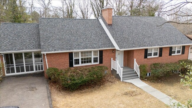 Building Photo - Spacious Blacksburg Home with Utilities In...