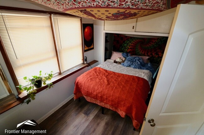 Building Photo - Spacious 5 Bedroom Home Located Near Campus