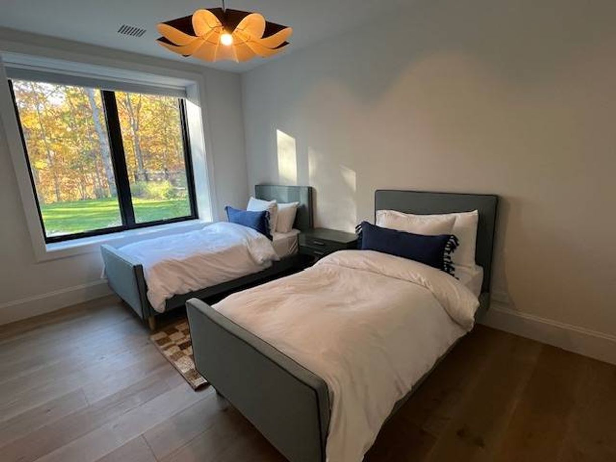 Building Photo - 9 Willow Pond Rd