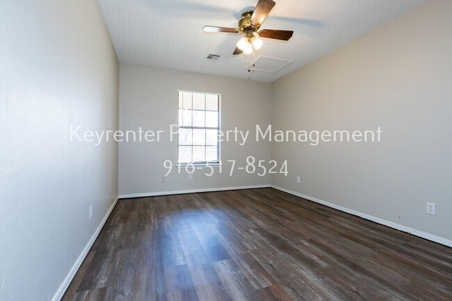Building Photo - 1421 W Lillian St