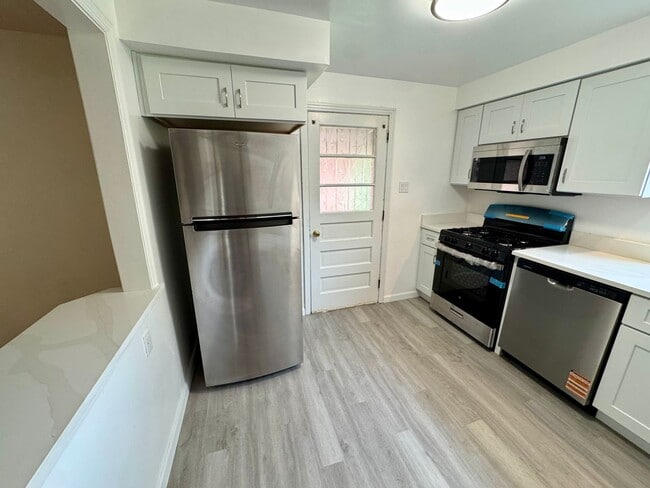 Building Photo - Charming 4 Bed 1.5 Bath house with BRAND NEW KITCHEN!!!