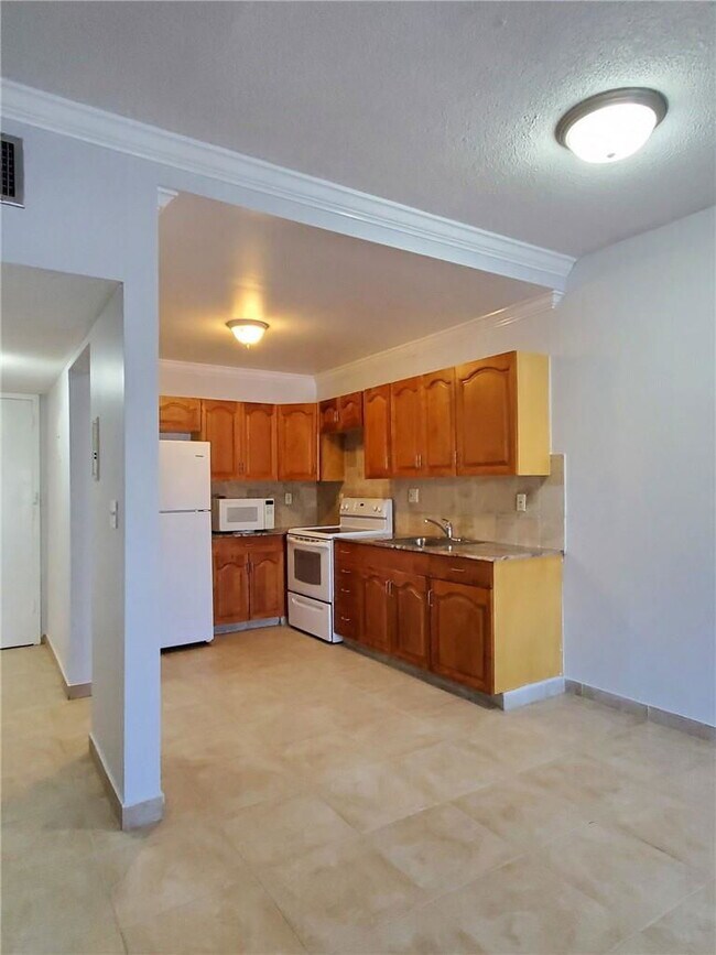 Building Photo - 2200 E Hallandale Beach Blvd