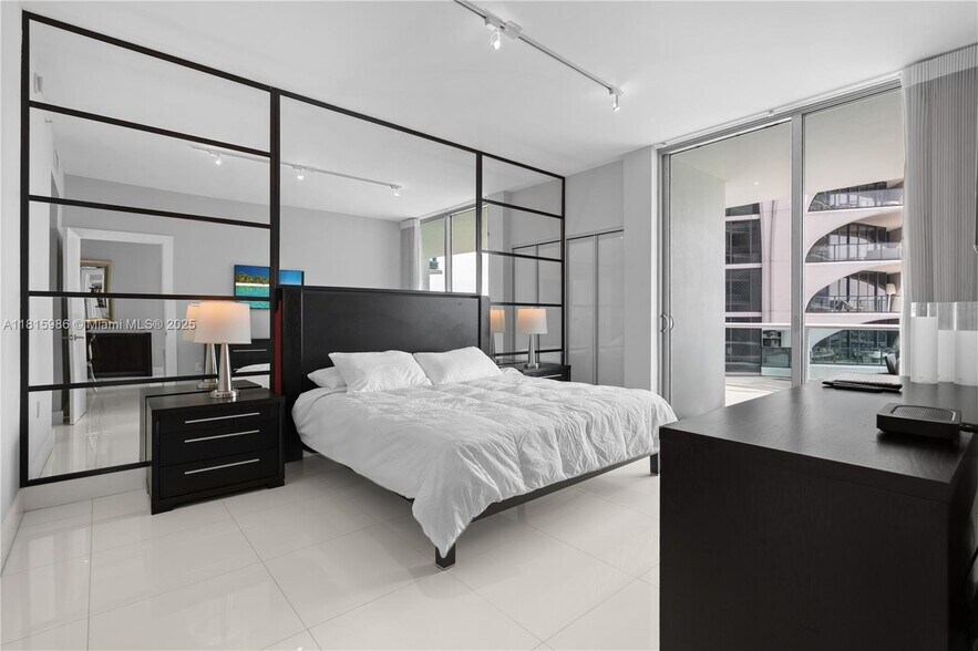 Building Photo - 900 Biscayne Blvd