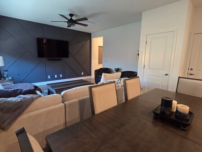 Building Photo - Newer 2 story home in Stonebrook Village- ...