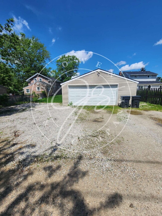 Building Photo - Charming 2-Bedroom Gem in Maumee!