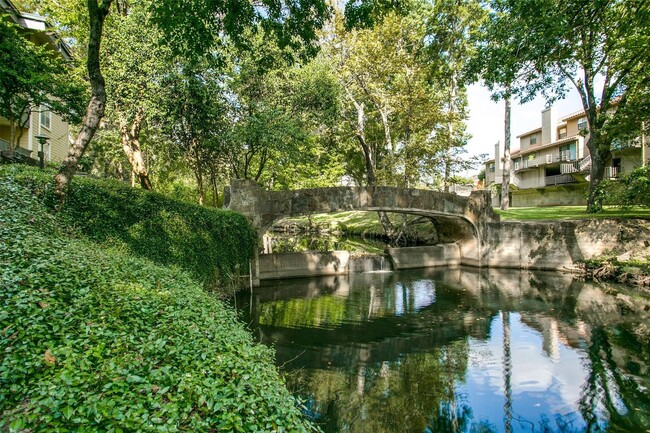 Building Photo - River Oaks Condos!