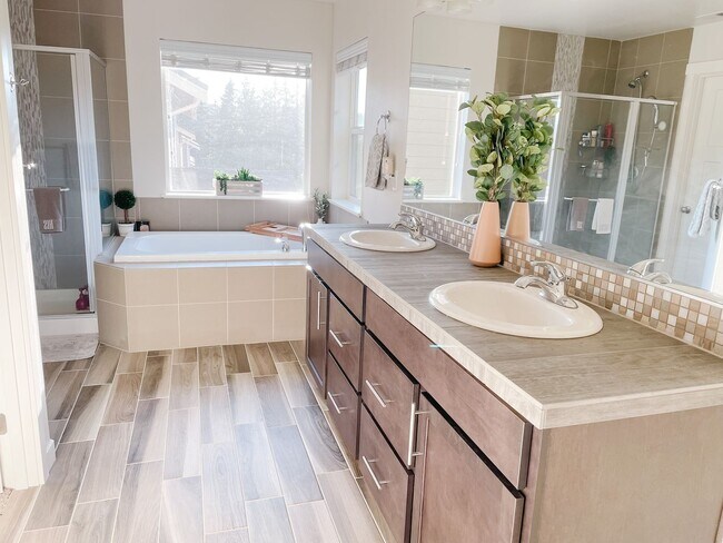 Building Photo - 4 Bedroom Home in Silverdale's Woodbridge Crossing!