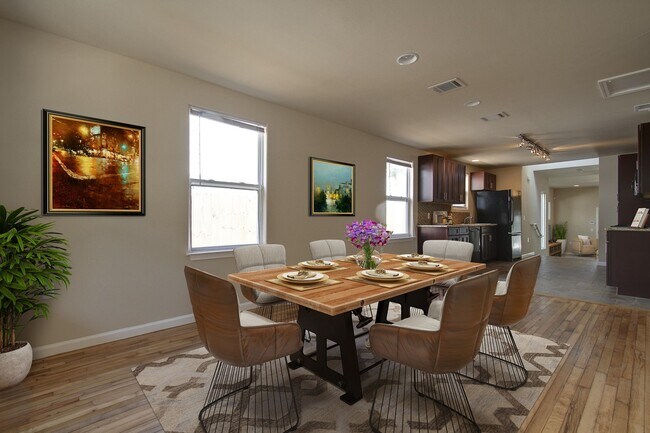 Building Photo - UT PRE LEASE: 2009 Remodeled 6 Bed / 3 Bath, Wood & Stained Concrete Floors, Custom High End Kitc...