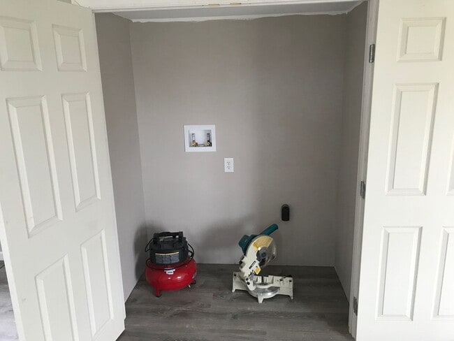 Building Photo - 2 Bedrooms with 2 Bathrooms Home on Large ...
