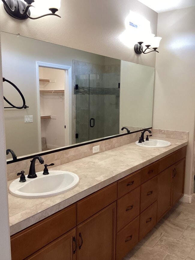 Building Photo - Beautiful Newer Rice Ranch Single Story Ho...
