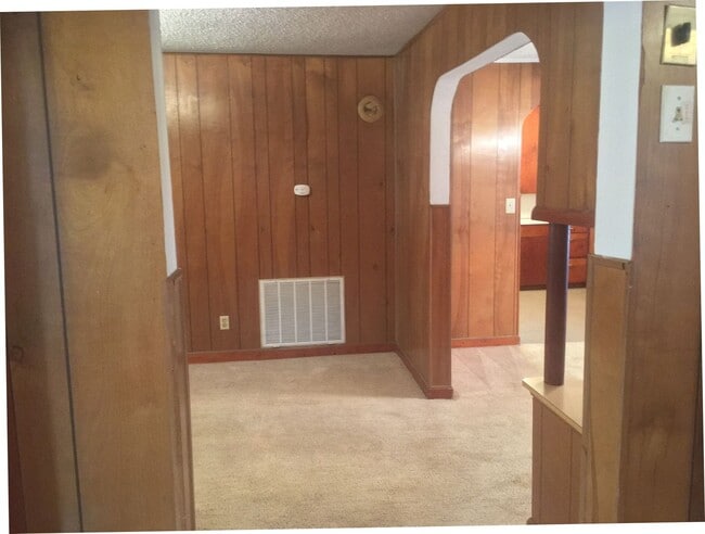 Building Photo - Cute 2 bedroom home for only $895 in conve...