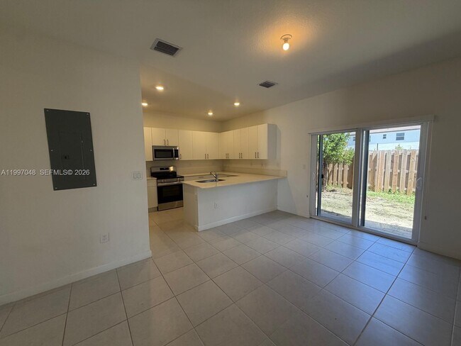 Building Photo - 2659 SE 28th Dr