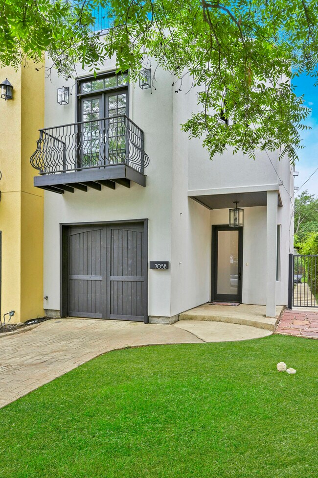 Building Photo - 705 W Johanna St